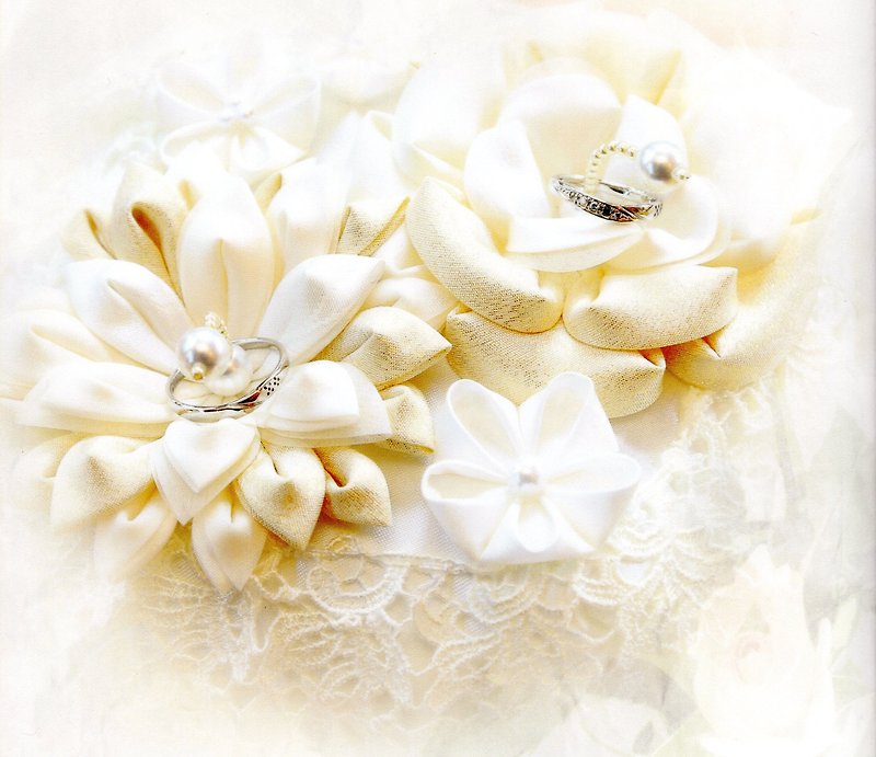 【受注制作】つまみ細工で作った結婚式のリングピロー - 枕・クッション - シルク・絹 ホワイト