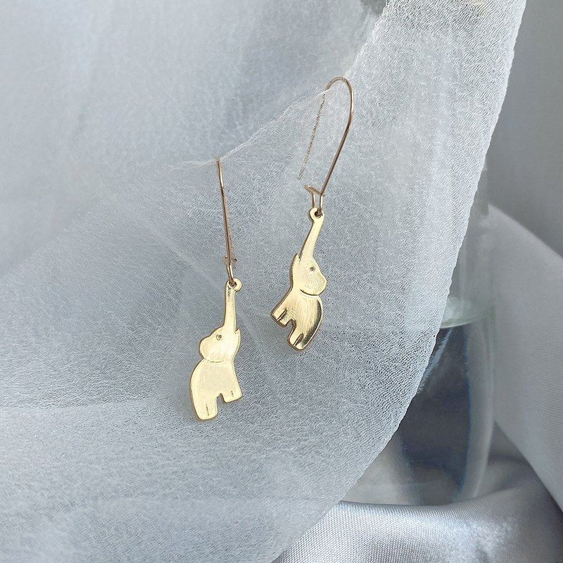 Hi Onion original unrestrained elephant earrings ear hooks gold-plated high-grade temperament childlike couple - Earrings & Clip-ons - Other Materials Multicolor