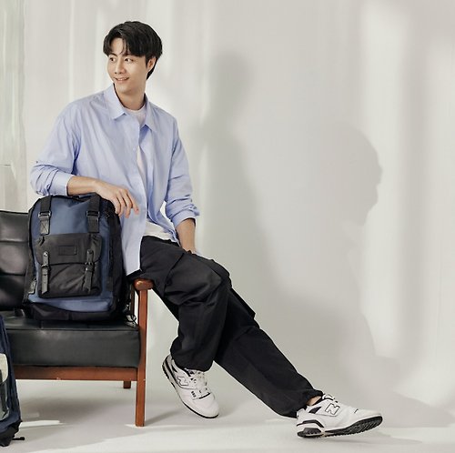 DOUGHNUT - 來自香港的包包設計品牌 【 DOUGHNUT 】馬卡龍 GW 特大容量 15吋後背包 防潑水 / 黑X深藍