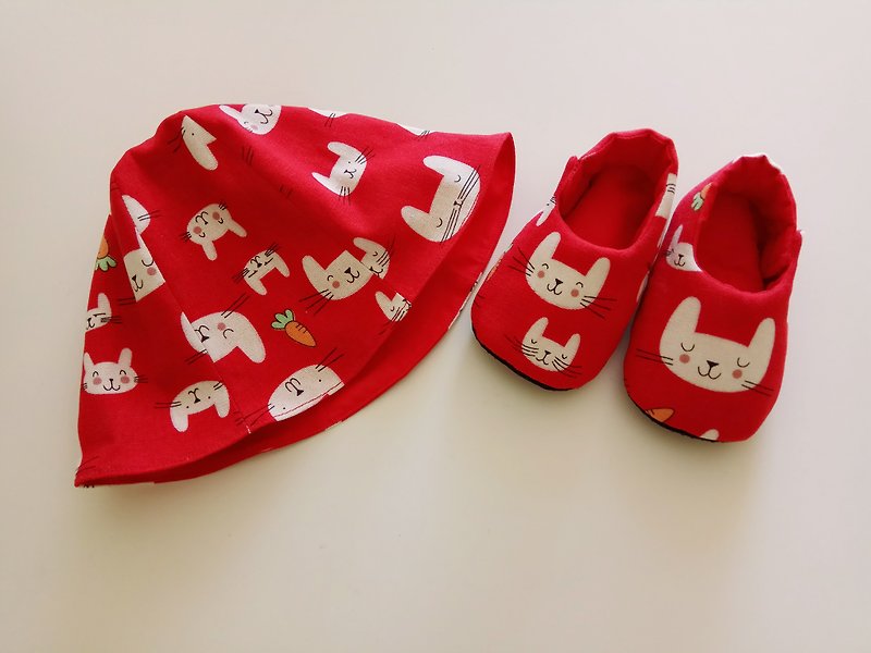 <紅> 兔子與紅蘿蔔 彌月禮物 生日禮物 嬰兒鞋+嬰兒帽 - 圍兜/口水巾 - 棉．麻 紅色