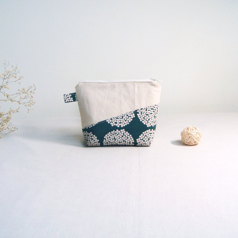 現貨手作花花化妝包收納包-綠底 - 化妝包/收納袋 - 棉．麻 綠色