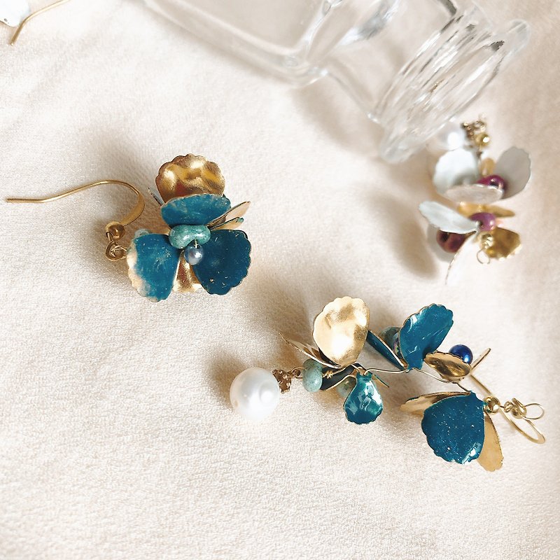Wisteria flower asymmetrical style enamel earrings Clip-On - Earrings & Clip-ons - Enamel White