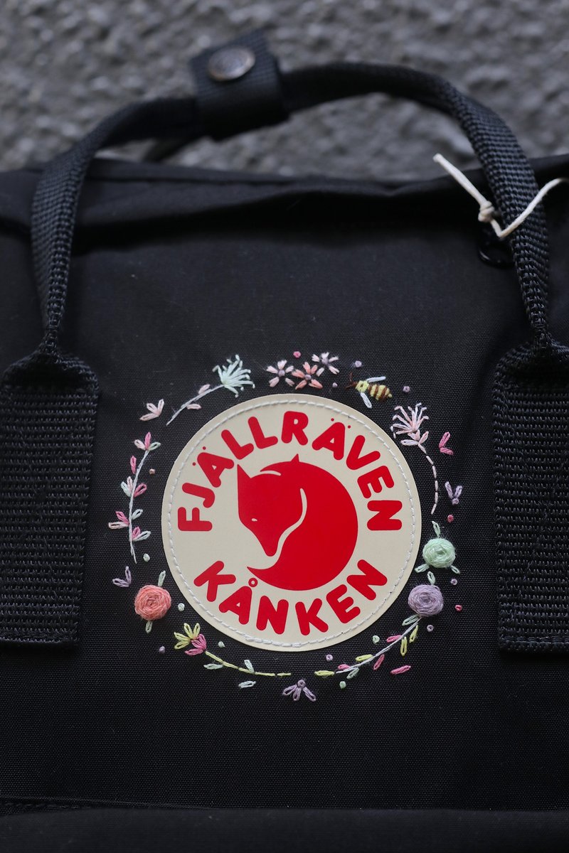 Kanken 蜜蜂冬季森林 黑色包-手工刺繡訂製 - 後背包/背包/書包 - 防水材質 黑色