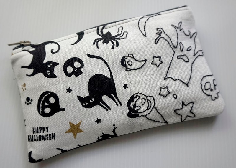 Halloween embroidered small cosmetic bag storage bag - กระเป๋าเครื่องสำอาง - ผ้าฝ้าย/ผ้าลินิน สีดำ