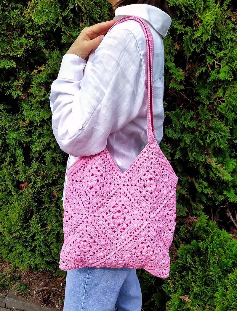 女性用ショルダーバッグ、手作りトートバッグデザイナー、かぎ針編みグラニースクエア - トート・ハンドバッグ - コットン・麻 ピンク