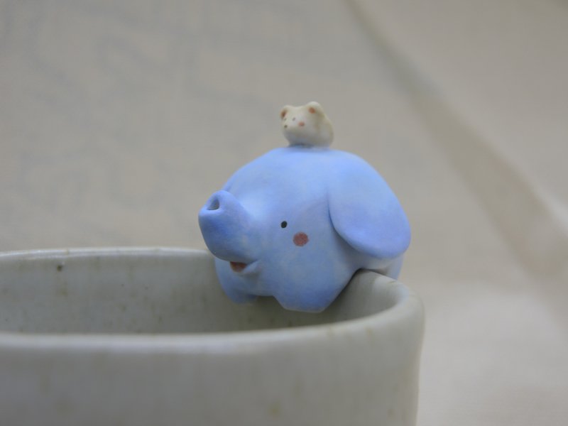 ดินเผา ของวางตกแต่ง สีน้ำเงิน - Little Blue Elephant and its Mouse Friend Cup Edge / Incense Holder
