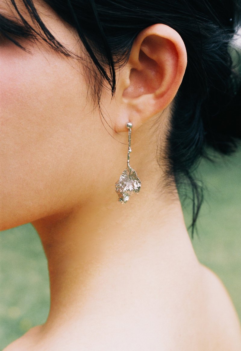 Growing Pain 系列 玫瑰葉耳環 銀鈀金 - 耳環/耳夾/耳骨夾 - 銅/黃銅 銀色