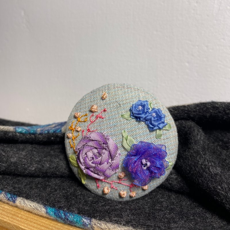 Flowery round brooch - Brooches - Cotton & Hemp 