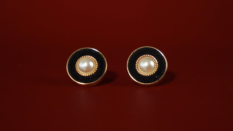 [Elegant Life] Pearl black flocking earrings/steel needle/anti-allergic - ต่างหู - วัสดุอื่นๆ สีดำ