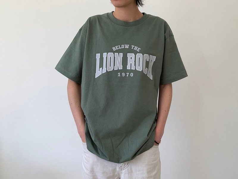 Below the Lion Rock 1970 Print Tee - เสื้อยืดผู้ชาย - ผ้าฝ้าย/ผ้าลินิน สีเขียว