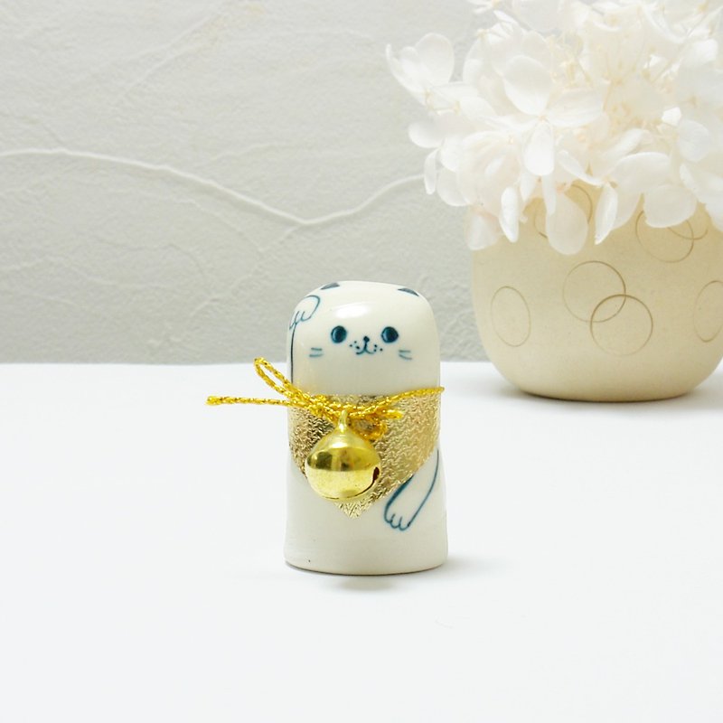 Maneki Neko S size with a handmade ceramic doll bell - ของวางตกแต่ง - เครื่องลายคราม ขาว