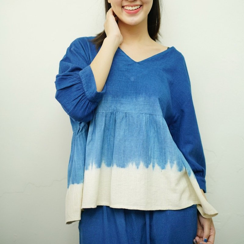 V-neck Indigo Dyed 3 Tones Blouse - 女上衣/長袖上衣 - 棉．麻 藍色