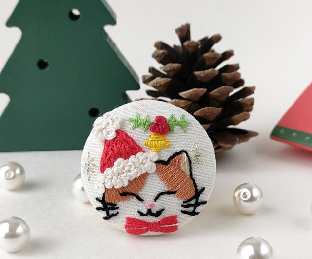 クリスマスサンタ猫ちゃん刺繍ブローチor刺繍ヘアゴム - ショップ かなちゃん手刺繍工房 ヘアアクセサリー - Pinkoi