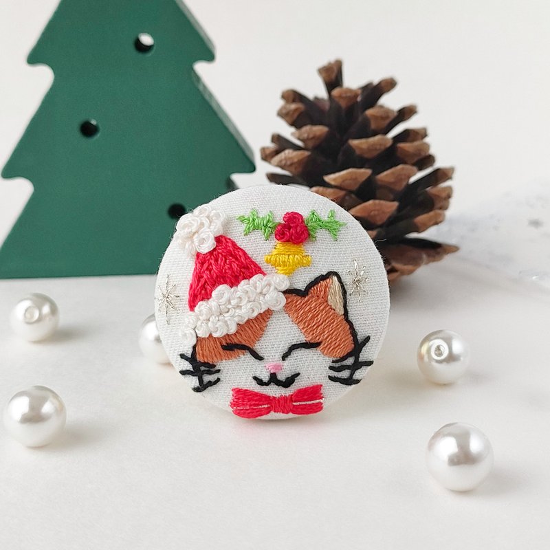 クリスマスサンタ猫ちゃん刺繍ブローチor刺繍ヘアゴム - 髮夾/髮圈 - 棉．麻 紅色
