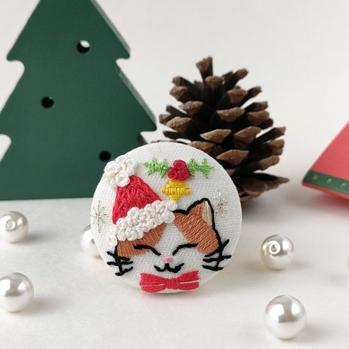 kanachankobo クリスマスサンタ貓ちゃん刺繍ブローチor刺繍ヘアゴム