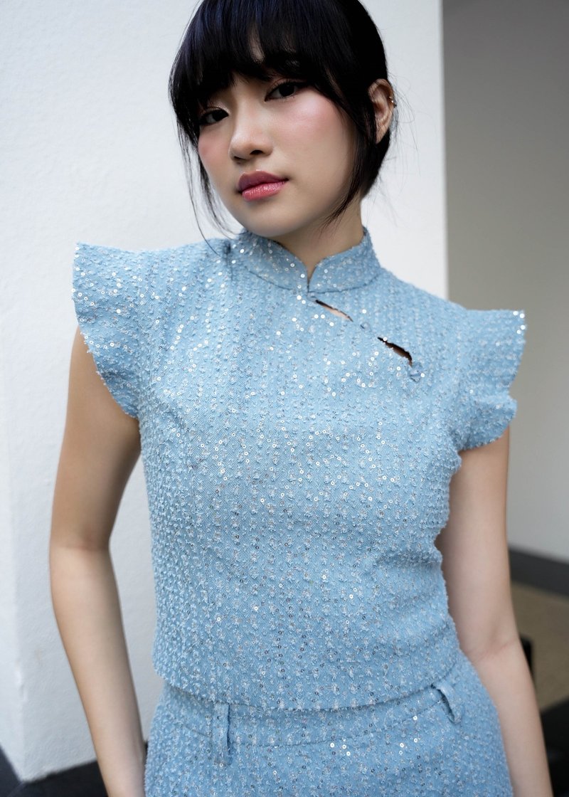 Flutter Sleeves Denim Qipao Top - เสื้อกั๊กผู้หญิง - เส้นใยสังเคราะห์ สีน้ำเงิน