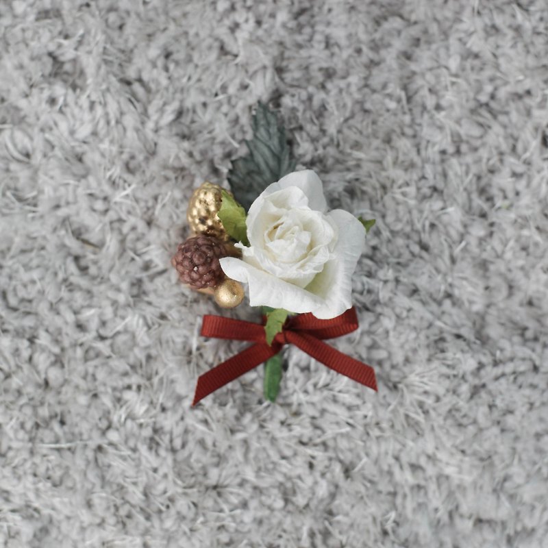GC101 : เข็มกลัดดอกไม้ติดสูทสำหรับเจ้าบ่าวและเพื่อนเจ้าสาว สีขาวรัสติก - เข็มกลัด - กระดาษ ขาว