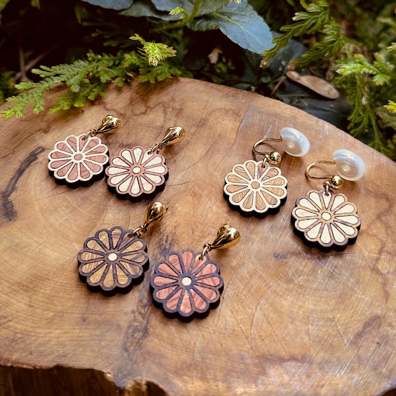 [Taishō Romance] Twelve-petal chrysanthemum Japanese flower handmade wood inlaid earrings plated with 14K ear pins and Clip-On - Earrings & Clip-ons - Wood Brown