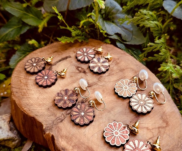 大正浪漫】十二弁菊和花手作り木象嵌ピアス 14Kピアス