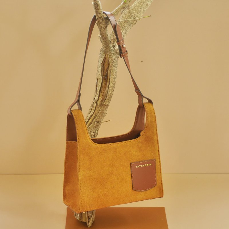 Jaychewin Inari Cross-body Bag in Safari Brown Suede Leather - 側背包/斜背包 - 真皮 咖啡色