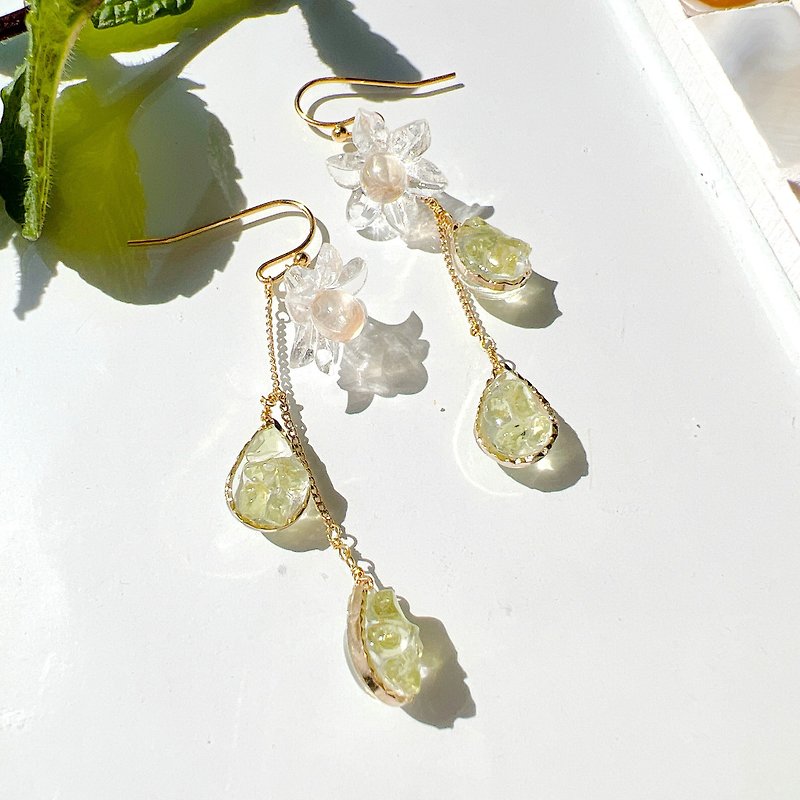 Small Flower and Natural Stone Drop (Peridot) Earrings/ Clip-On Hypoallergenic Surgical Stainless Steel 0044 Birthday/Birthstone/Anniversary/Gift/Mother's Day/Weekly Anniversary - ต่างหู - เครื่องประดับพลอย สีเขียว