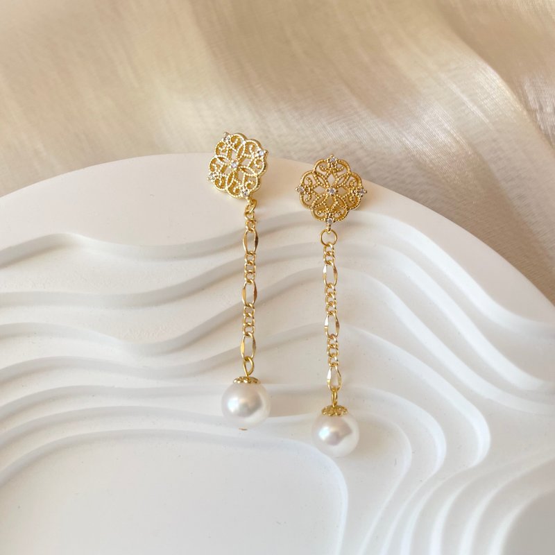 Vintage window grille natural pearl earrings - clip-on or ear-pin style - ต่างหู - ไข่มุก หลากหลายสี