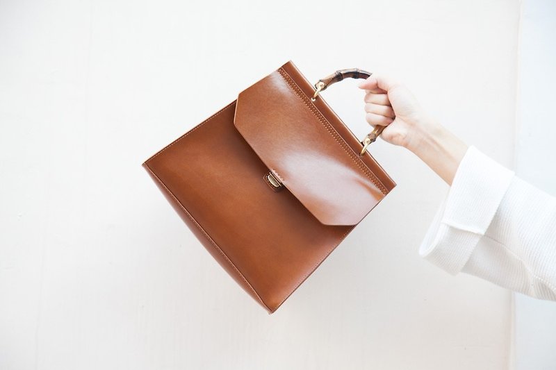 Bamboo Messenger Bag / Brown / Leather / Handbag / Messenger Bag / Vintage - กระเป๋าแมสเซนเจอร์ - หนังแท้ สีนำ้ตาล