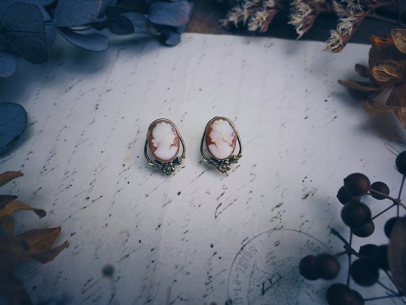 Van Dell ruby with shell embossed flower style earrings - American antique jewelry Vintage - ต่างหู - เปลือกหอย 