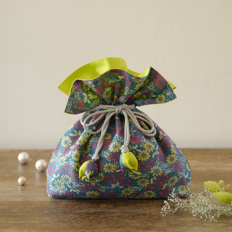 Happy purse string FUGURO premium chrysanthemum silk medium size - กระเป๋าเครื่องสำอาง - ผ้าไหม หลากหลายสี