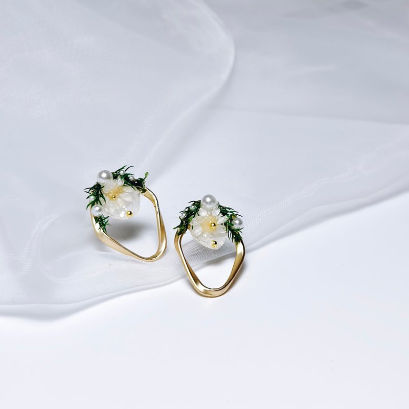 Golden Pavilion • Embossed Handmade Earrings - ต่างหู - พืช/ดอกไม้ 