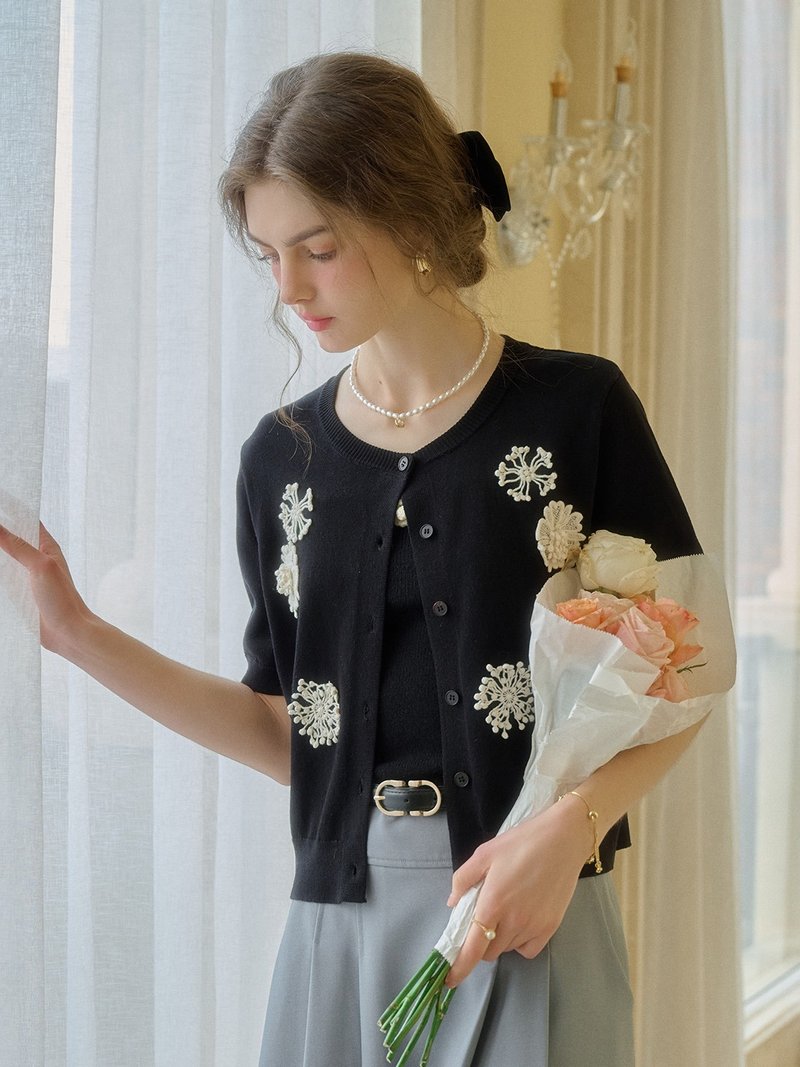 Mavis 圓領撞色花卉刺繡短袖針織上衣 - 女上衣/長袖上衣 - 其他材質 黑色