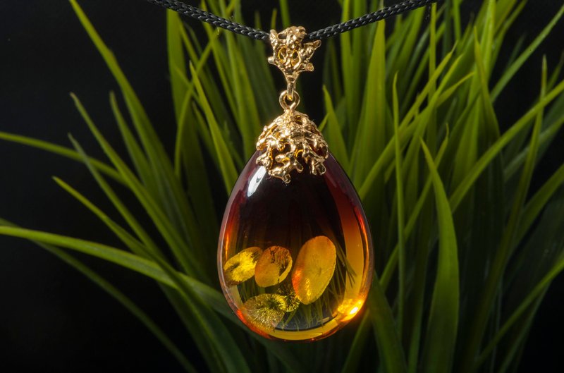 Large cherry-golden amber pendant with beautiful glitters - สร้อยคอ - เครื่องประดับพลอย สีแดง