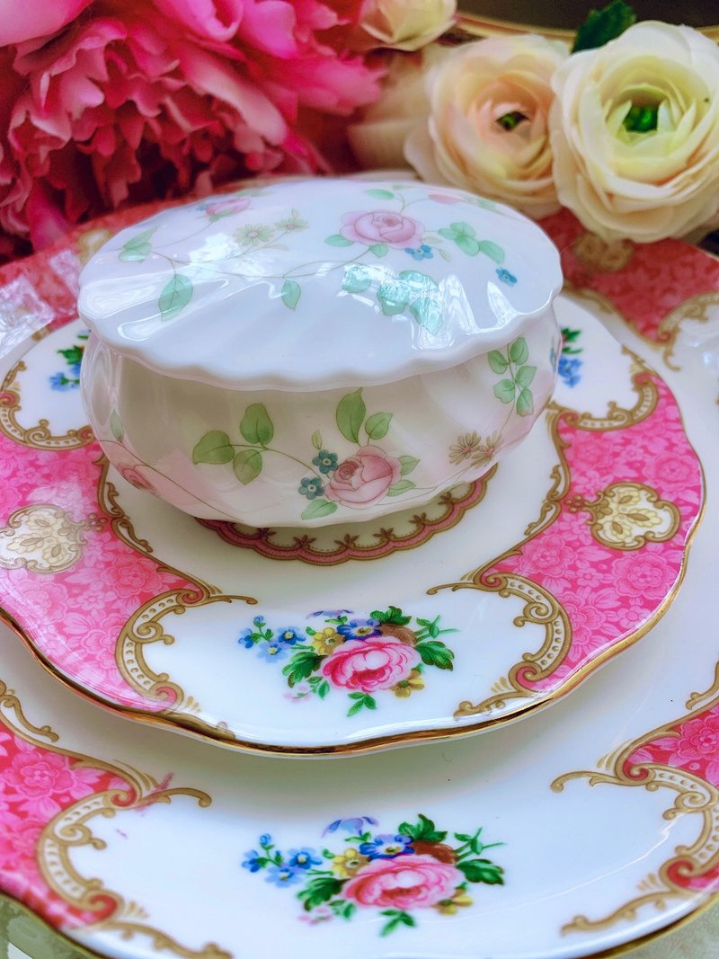 英國骨瓷Wedgwood 1970年粉紅玫瑰珠寶盒庫存品請人節禮物 - 居家收納/收納盒/儲物盒 - 瓷 粉紅色