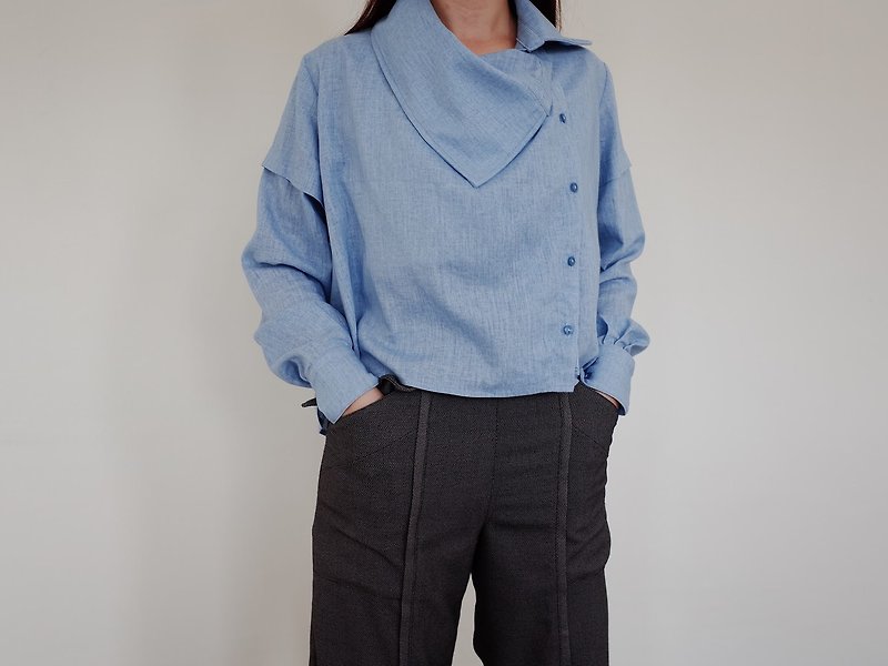 High Collar Diagonal Button Shirt-Blue - เสื้อเชิ้ตผู้หญิง - ผ้าฝ้าย/ผ้าลินิน สีน้ำเงิน