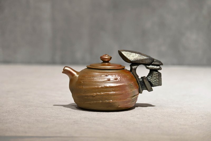 | 260cc | 柴燒造型正把壺 柴燒壺 茶壺 手作壺【臻麟陶藝】 - 茶壺/茶杯/茶具 - 陶 