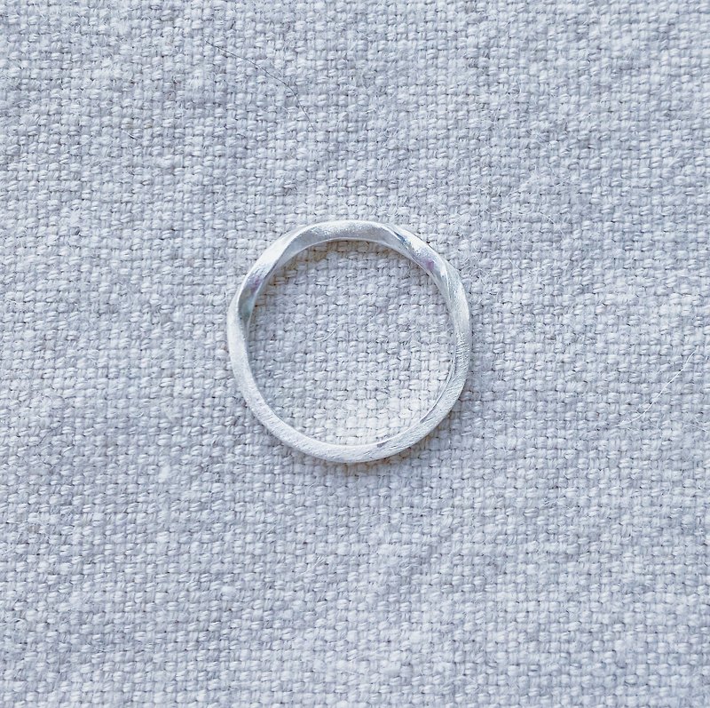 Ayaki / ryoki Square Silver ring with twisted top - แหวนทั่วไป - โลหะ สีเงิน