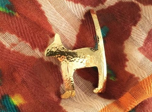 Brass Cat Hammered Brooch [M]