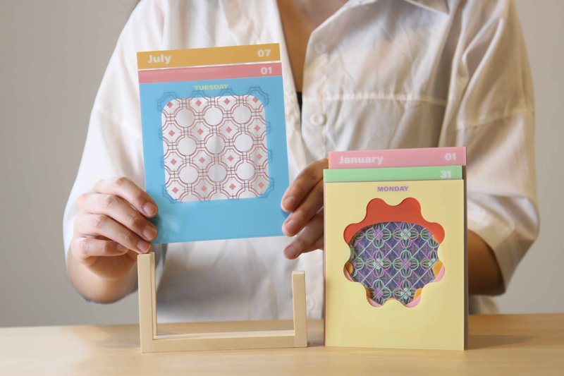 限量經典台味窗花桌曆 / 鐵窗印花萬年曆 / 喜氣繽紛登場 - 日曆/月曆/年曆 - 木頭 金色