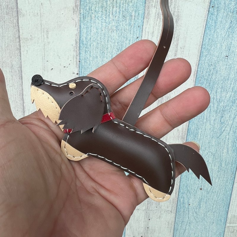 Healing Small Dark Brown Cute Dachshund Hand-sewn Leather Pendant Small Ruler - พวงกุญแจ - หนังแท้ สีนำ้ตาล