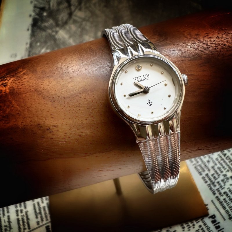 Japanese TELUX quartz watch Round in the early 1990s - Women's Watches - Stainless Steel Silver