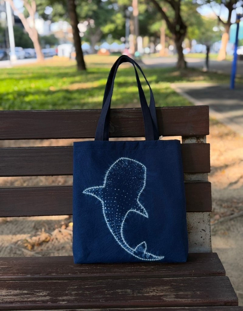[Fleeting Memory] Indigo Dyed Tote Bag / Handbag - Whale Shark - กระเป๋าถือ - ผ้าฝ้าย/ผ้าลินิน สีน้ำเงิน