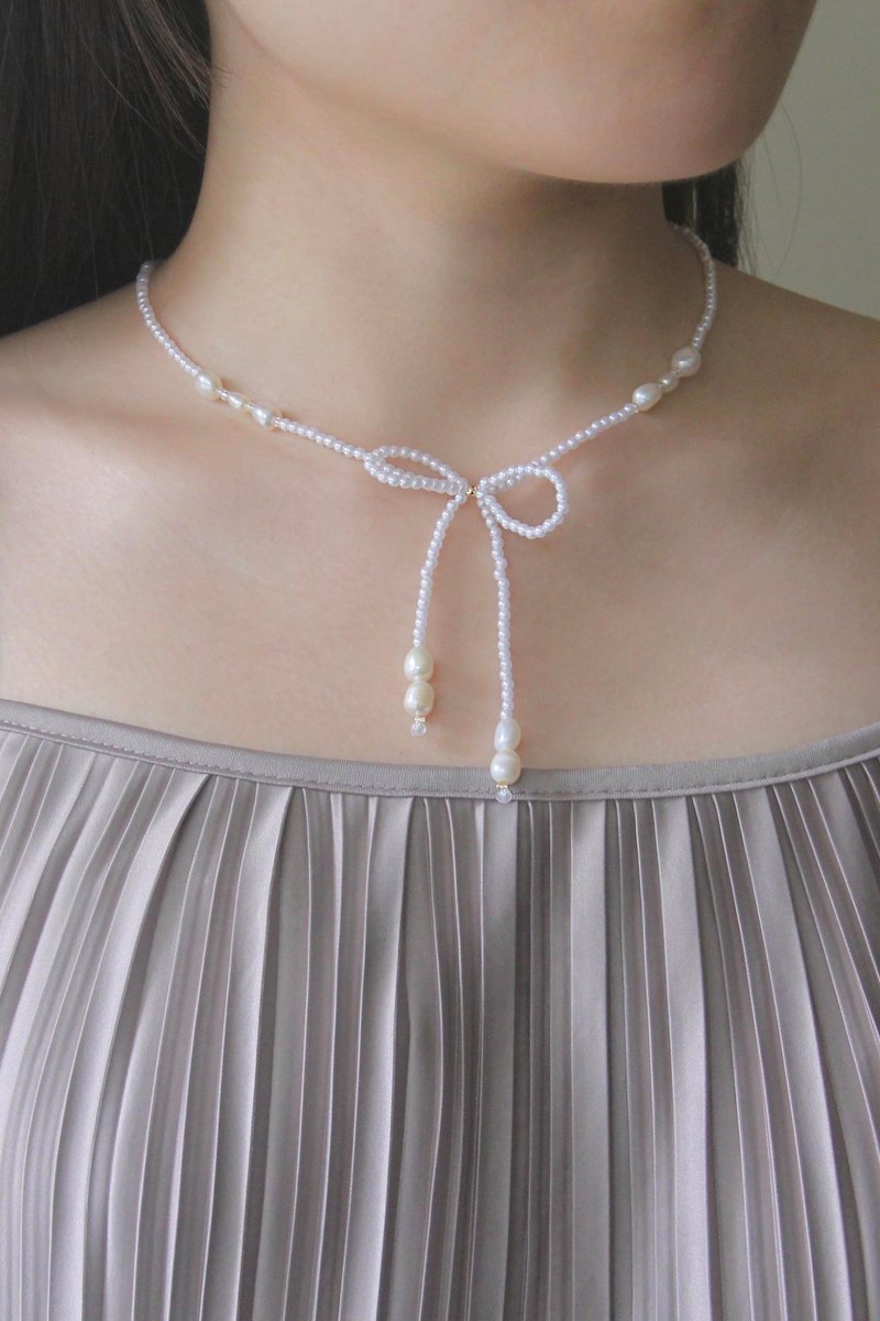 Baroque Pearl Bow Necklace - สร้อยคอ - ไข่มุก ขาว