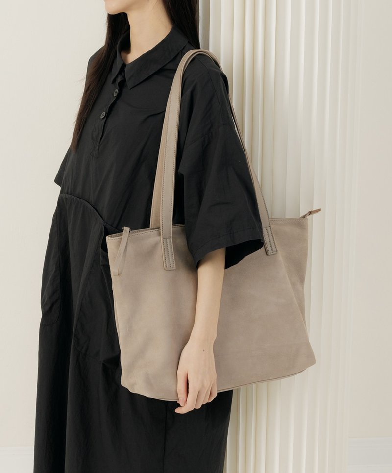 supportingrole genuine leather silhouette simple and neat long strap tote bag Khaki - กระเป๋าถือ - หนังแท้ สีกากี