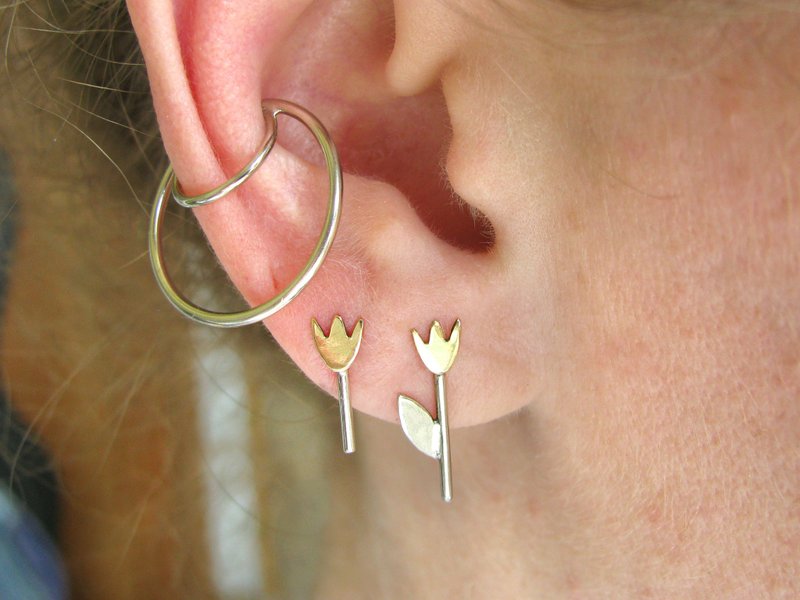 mismatched metal tulip earrings, dainty plant earrings stud - ต่างหู - ทองแดงทองเหลือง สีทอง