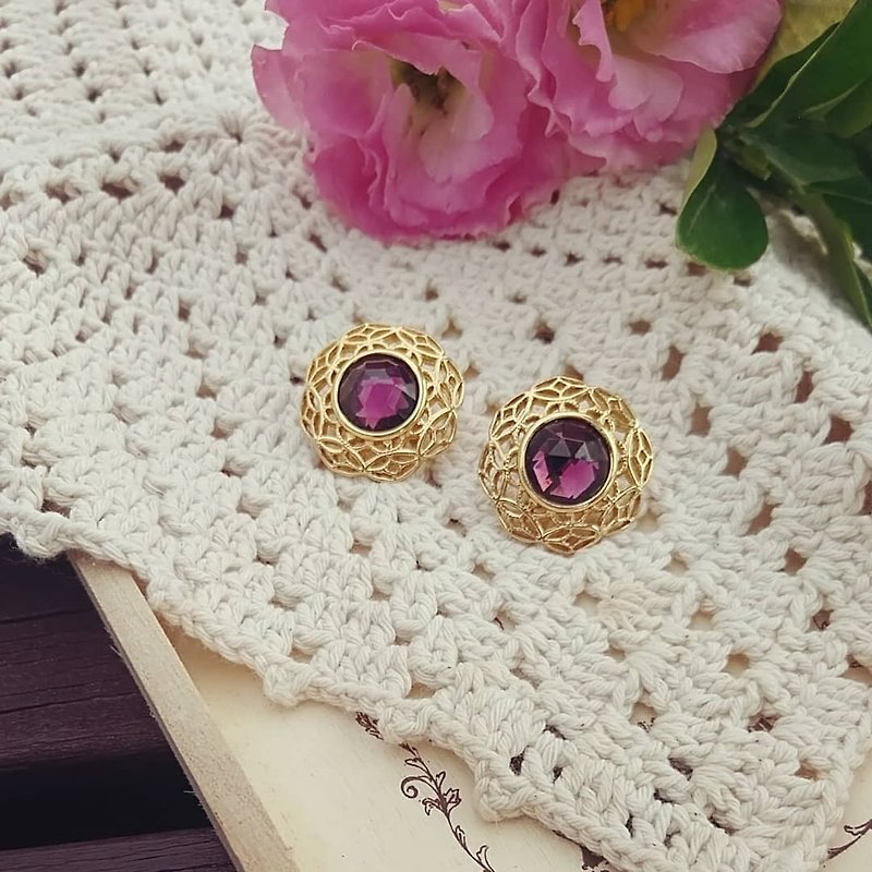 Round Gold Purple Rhinestone Decorative Scalloped Edge Vintage earrings  - ต่างหู - โลหะ สีม่วง