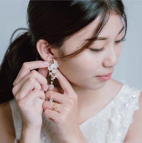 Hitoku 飛花月亮石版 | 耳夾耳鈎 | 手工婚禮樹脂水晶花飾品