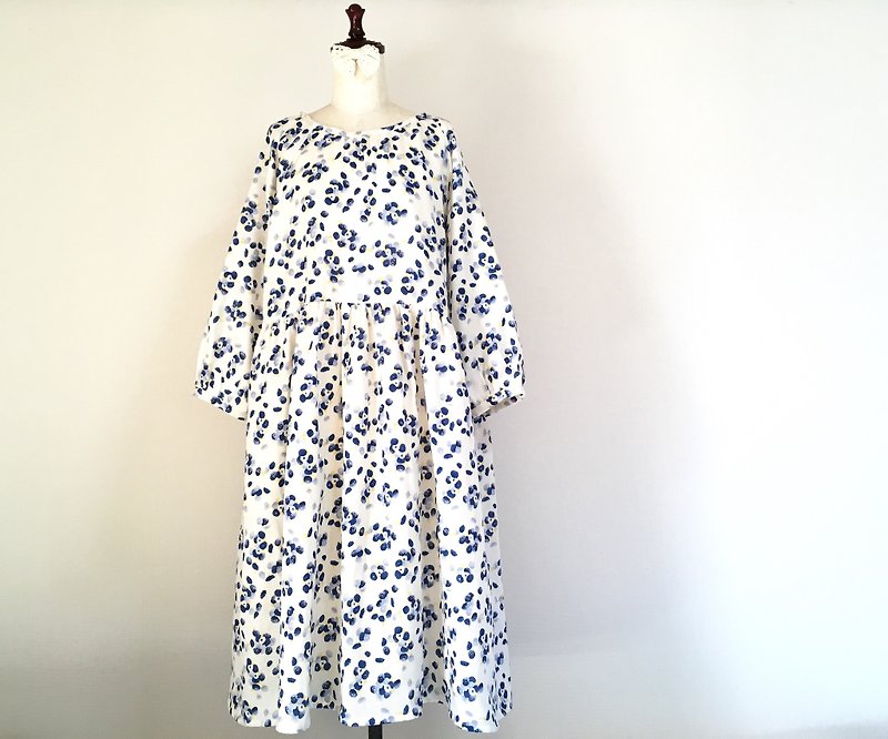 ブーケ　小花柄のラグランワンピース　ブルーパフューム - 連身裙 - 棉．麻 白色