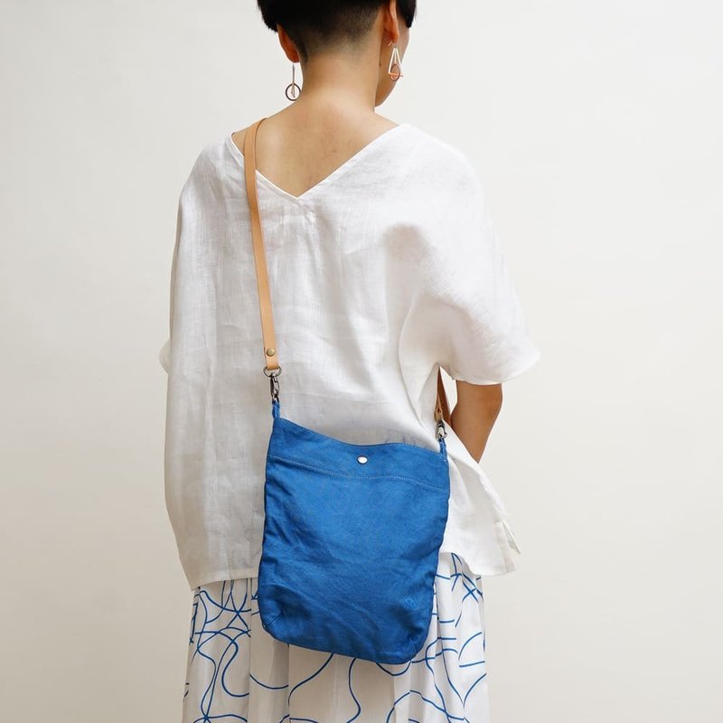 MOGU/canvas shoulder bag/Aizen/Faye - กระเป๋าแมสเซนเจอร์ - ผ้าฝ้าย/ผ้าลินิน สีน้ำเงิน