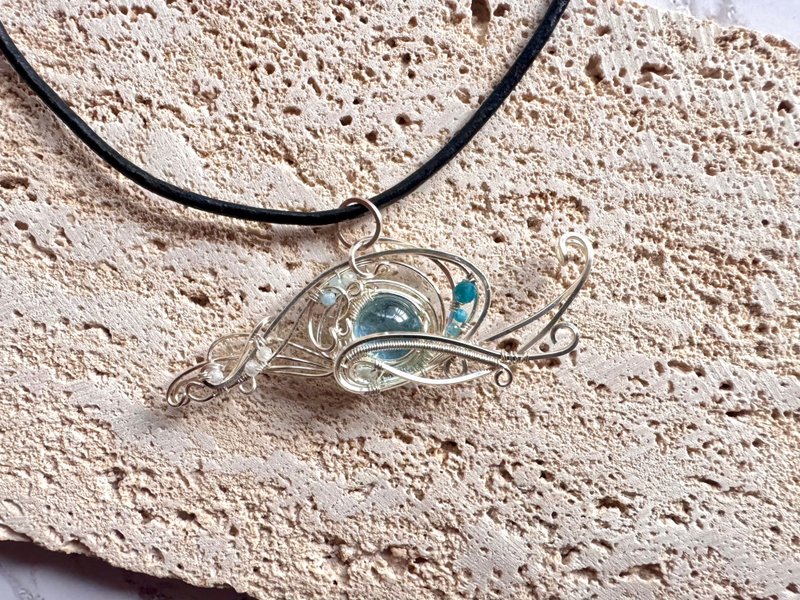 ワイヤーワークペンダント—波しぶき - ネックレス - 銅・真鍮 ブルー