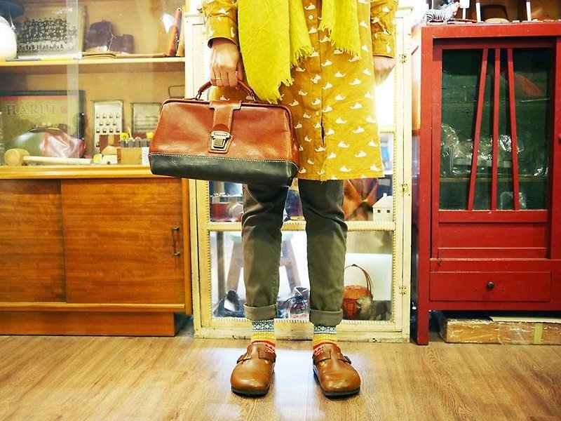 Can be an antique doctor bag (plus back with money) - กระเป๋าถือ - กระดาษ สีนำ้ตาล
